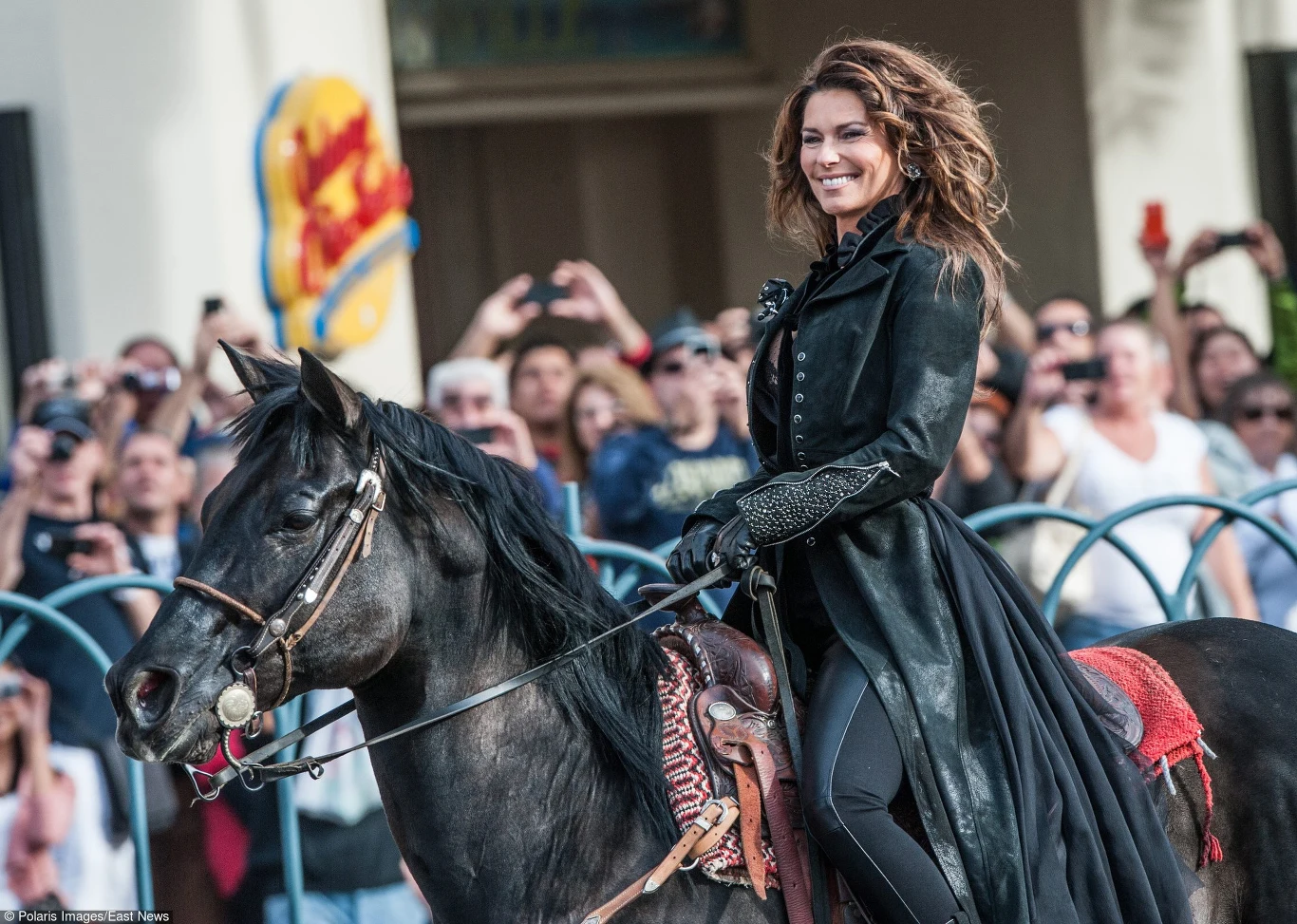 W 1987 roku, w wypadku samochodowym zginęła jej matka i ojczym. Wówczas 22-letnia Shania zmuszona była przerwać karierę muzyczną i zaopiekować się rodzeństwem W 1987 roku, w wypadku samochodowym zginęła jej matka i ojczym. Wówczas 22-letnia Shania zmuszona była przerwać karierę muzyczną i zaopiekować się rodzeństwem