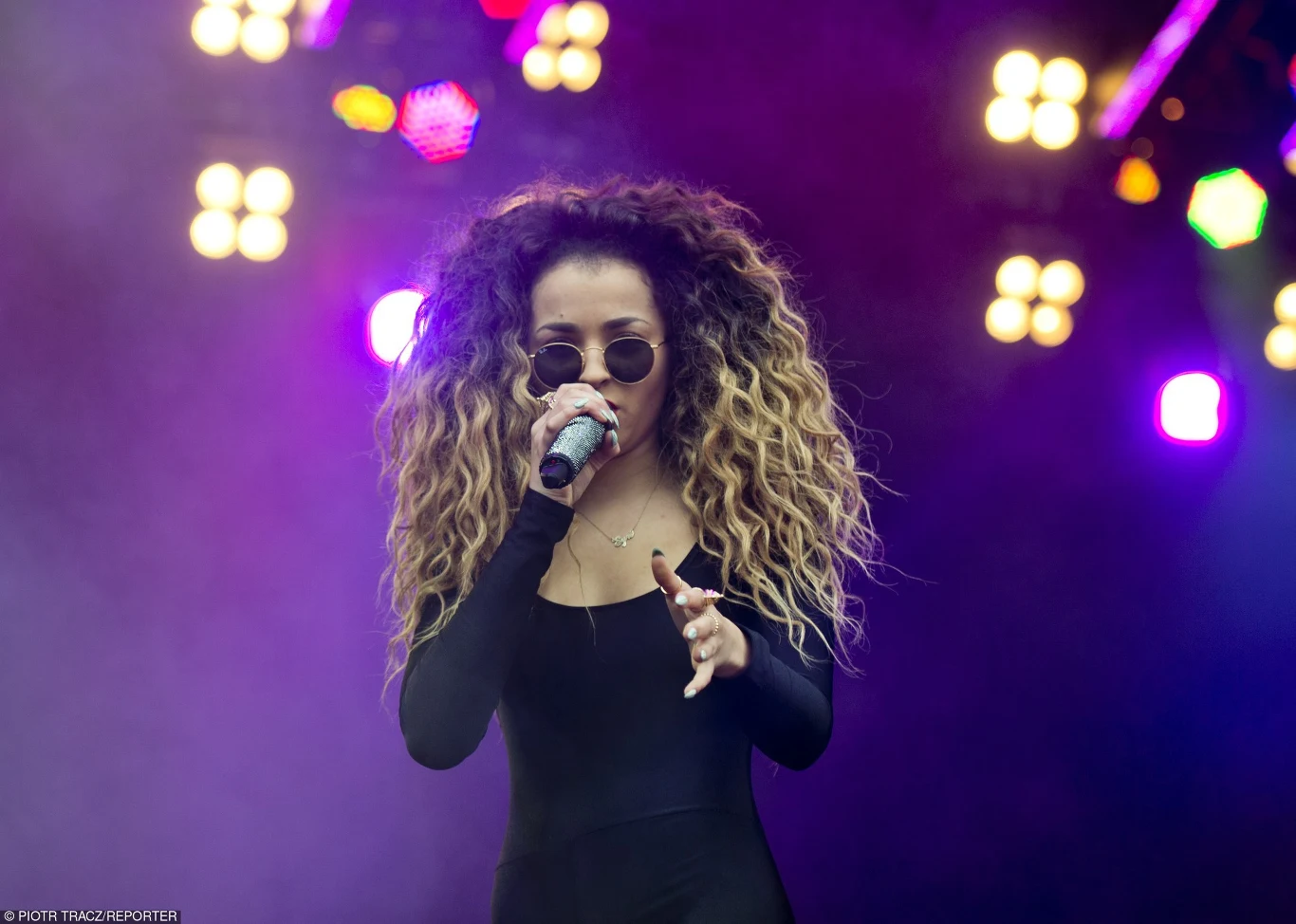 W następnych miesiącach trwały prace nad debiutanckim albumem Eyre "Feline". W tym samym roku ukazała się również druga EP-ka pt. "Ella Eyre"