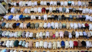 Modlący się muzułmanie, zdj. ilustracyjne