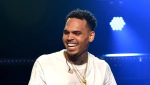 Chris Brown z tatuażem na głowie 