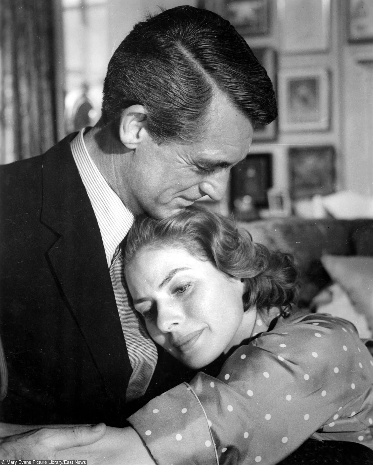 W 1958 roku piękna Szwedka po raz kolejny spotkała się na planie z Carym Grantem. W "Niedyskrecji" Bergman wcieliła się w... znaną aktorką, która porzuciła już nadzieje na znalezienie wymarzonego mężczyzny. I właśnie wtedy spotkała przystojnego, czarującego i mądrego Philipa Adamsa (Grant)...