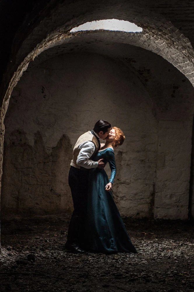 Noc Świętojańska 1880 roku, wiejska posiadłość w Irlandii. Arystokratka Julia (Jessica Chastain) zaczyna niewinny flirt z kamerdynerem Johnem (Colin Farrell). Błaha miłostka przeradza się jednak w coś znacznie więcej – w niebezpieczną grę pożądania i namiętności. Bohaterowie manipulują swoimi uczuciami, na przemian uwodząc się i odpychając w bezwzględnej i zaciętej walce o dominację.