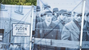 Wielkoformatowe fotografie ukazujące wizerunki mieszkańców Litzmannstadt Getto tworzą zainaugurowaną 26 bm. w Łodzi wystawę "Nieobecni"