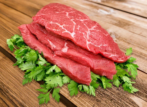 Najlepiej wybrać mięso z hodowli ekologicznej. 