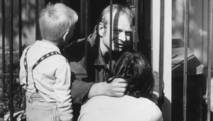 Strajkujący i rodzina pozdrawiają się przez ogrodzenie Stoczni fot. Lehtikuva