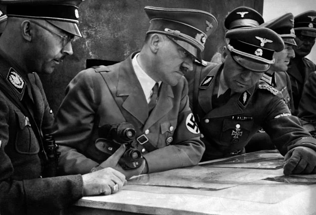Adolf Hitler nad mapą z Heinrichem Himmlerem i Martinem Bormannem. Himmler był jednym ze zwolenników powołania obozów dla polskich dzieci