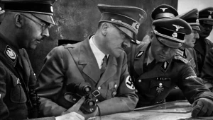 1939: Adolf Hitler nad mapą z Heinrichem Himmlerem i Martinem Bormannem