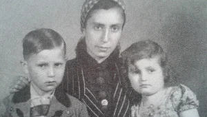 Mano Hoellenreiner z matką Margarethe i siostrą Lili, 1941 rok. Źródło: archiwum M. Hoellenreinera