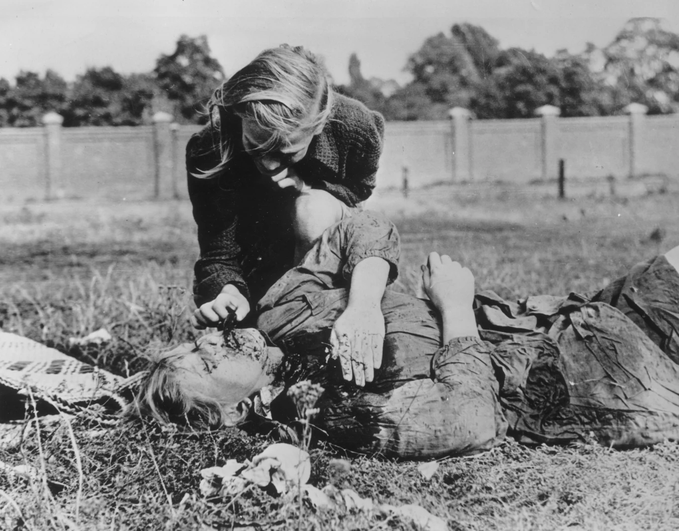 Warszawa, wrzesień 1939. Amerykanin Julien Bryan pozostał w stolicy Polski bombardowanej przez Niemców. Na zdjęciu dziewczyna przy zwłokach siostry zabitej przez "bohaterskiego" lotnika Luftwaffe 