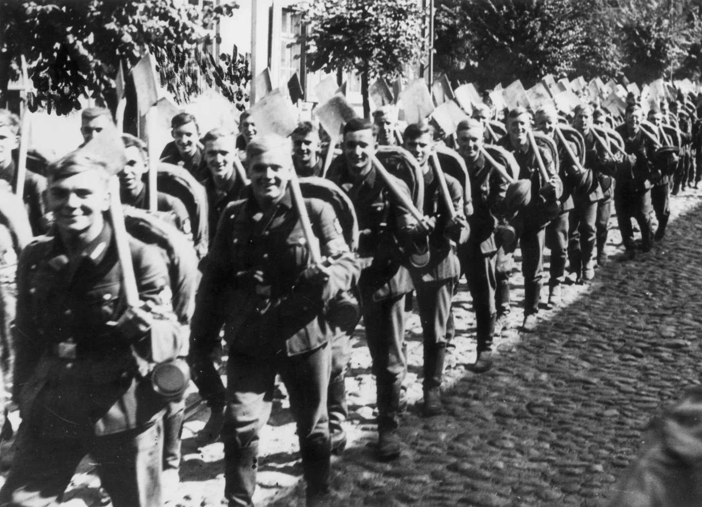 Uśmiechnięte twarze żołnierzy z niemieckich oddziałów odpowiedzialnych za kopanie umocnień i grobów