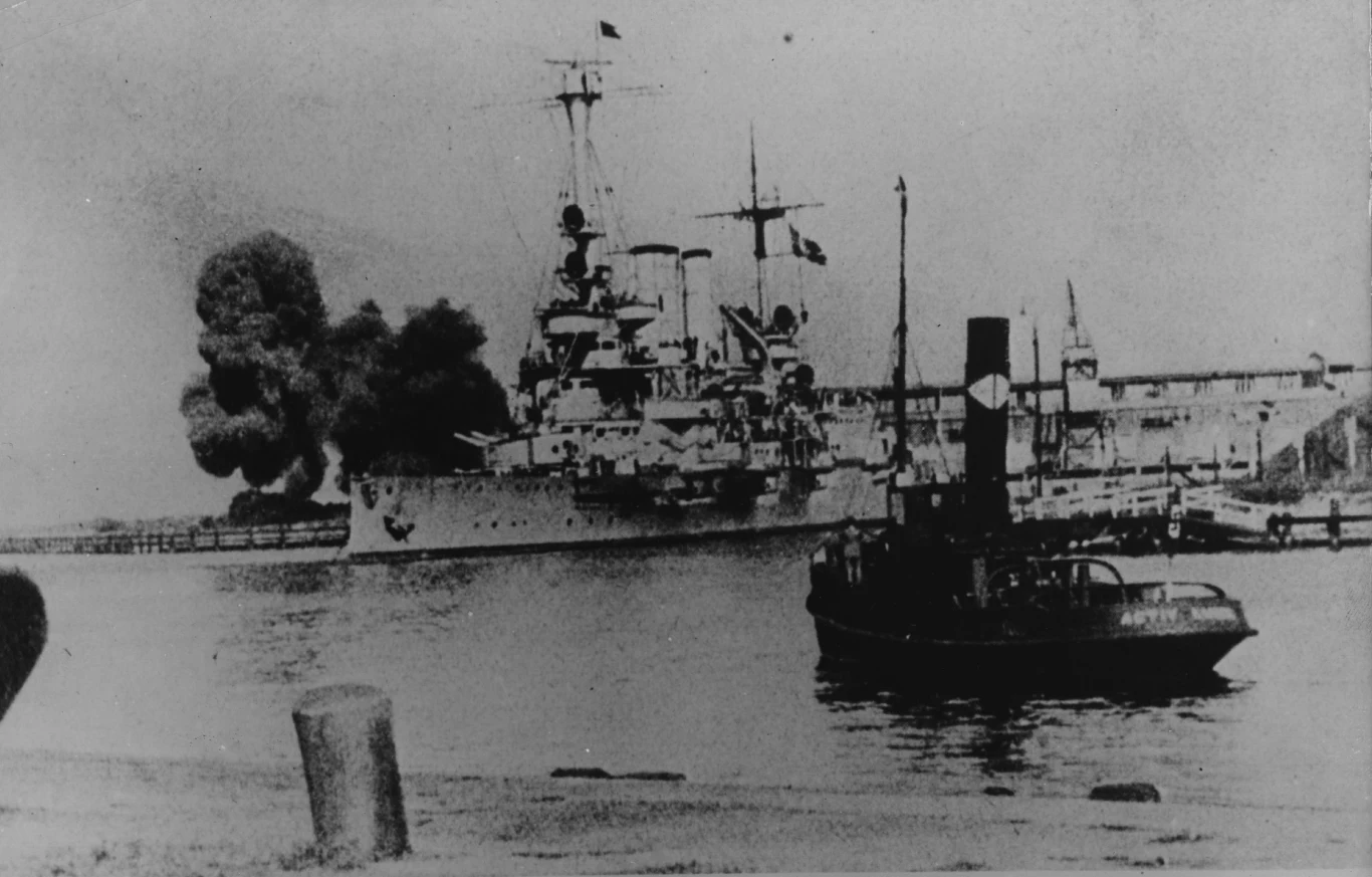 Niemiecki pancernik Schleswig-Holstein bombarduje Westerplatte 