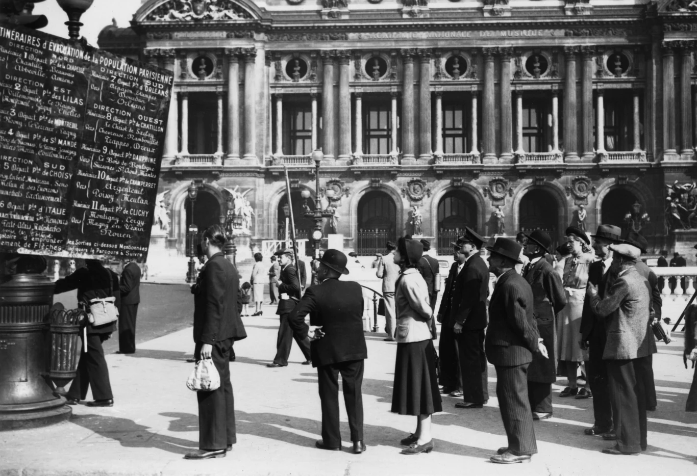 Początek września 1939 r. Paryżanie czytają informacje o zmianach w kursowaniu pociągów