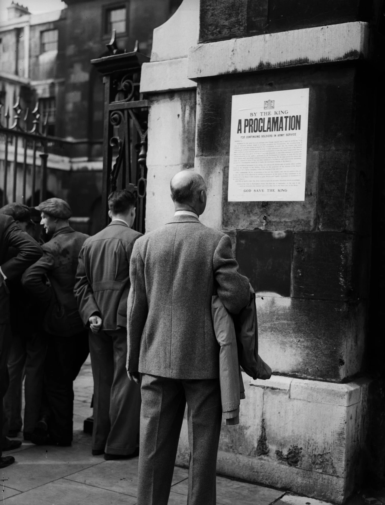 2 września 1939 r. na ulicach Londynu. Czytanie ogłoszenia o mobilizacji