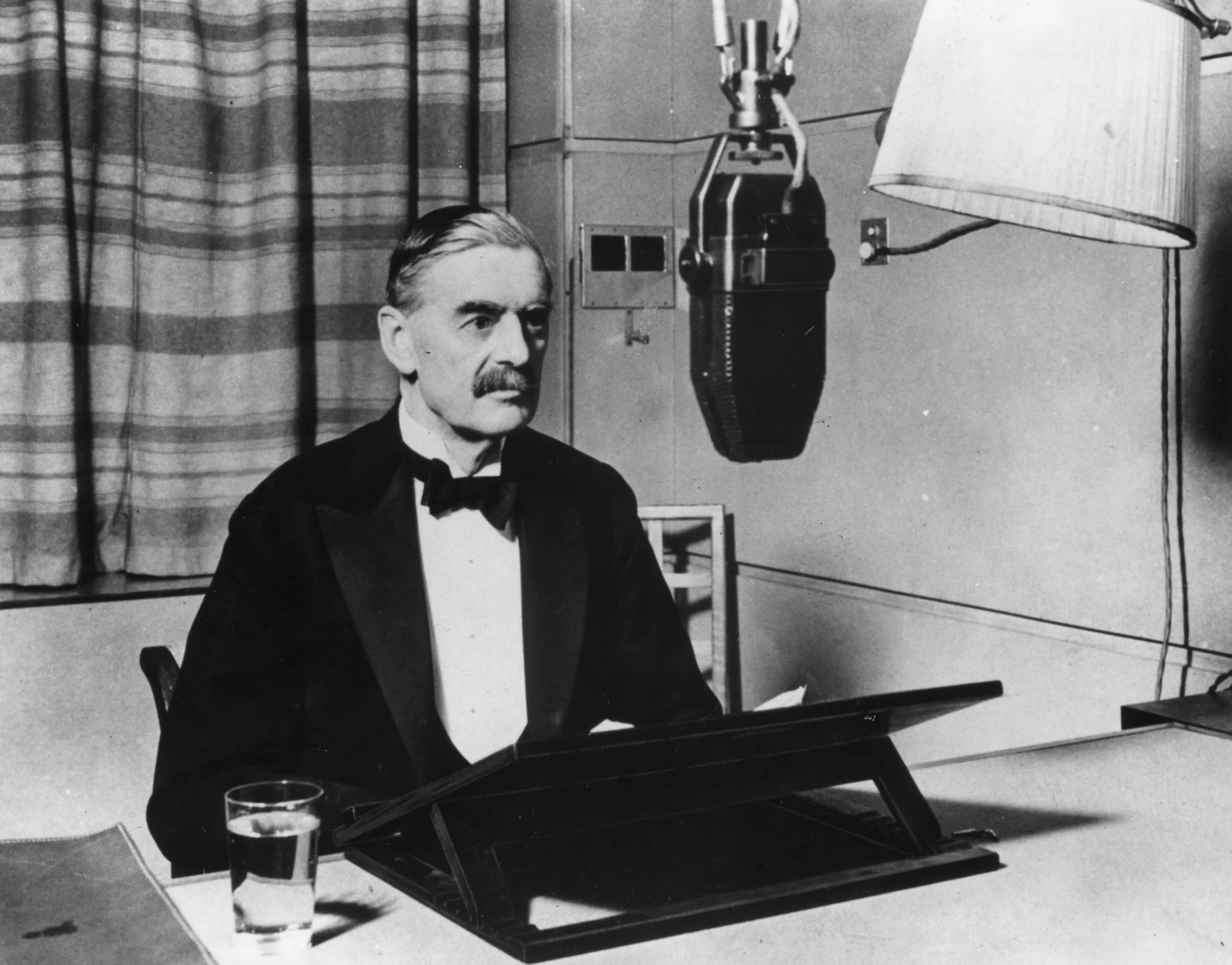 3 września 1939 r. premier Neville Chamberlain wypowiada Niemcom wojnę, zapowiadając, że Wielka Brytania wywiąże się z zobowiązań sojuszniczych wobec Polski