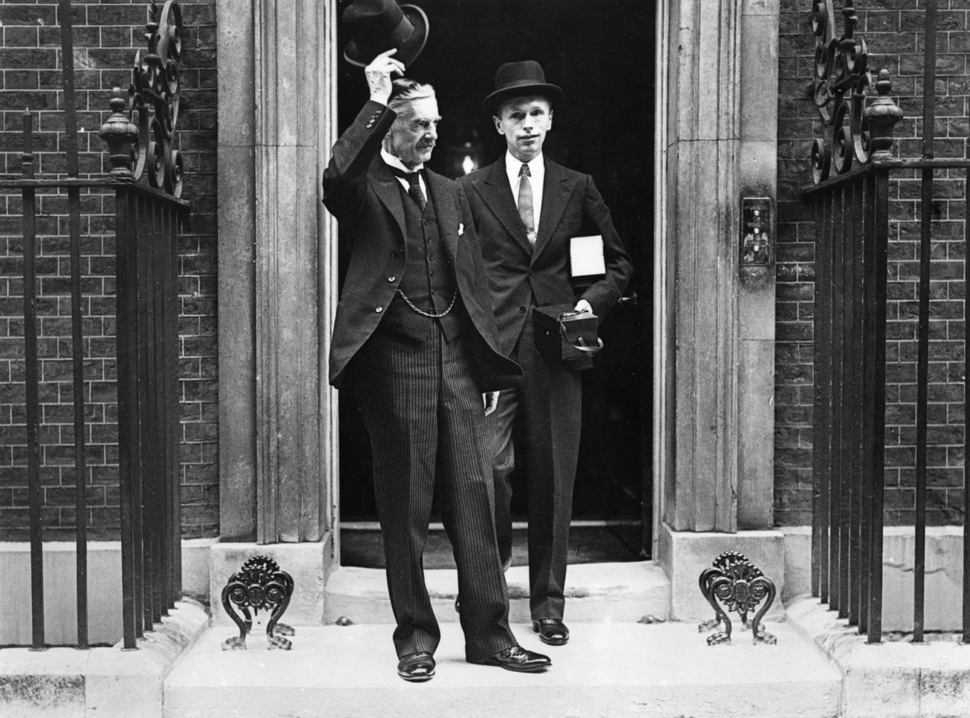 3 września 1939 r. brytyjski premier Neville Chamberlain opuszcza swoją siedzibę przy Downing Street
