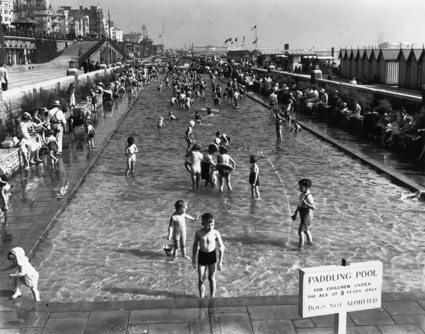 3 września 1939 r. Dzieci z Brighton bawią się w basenie