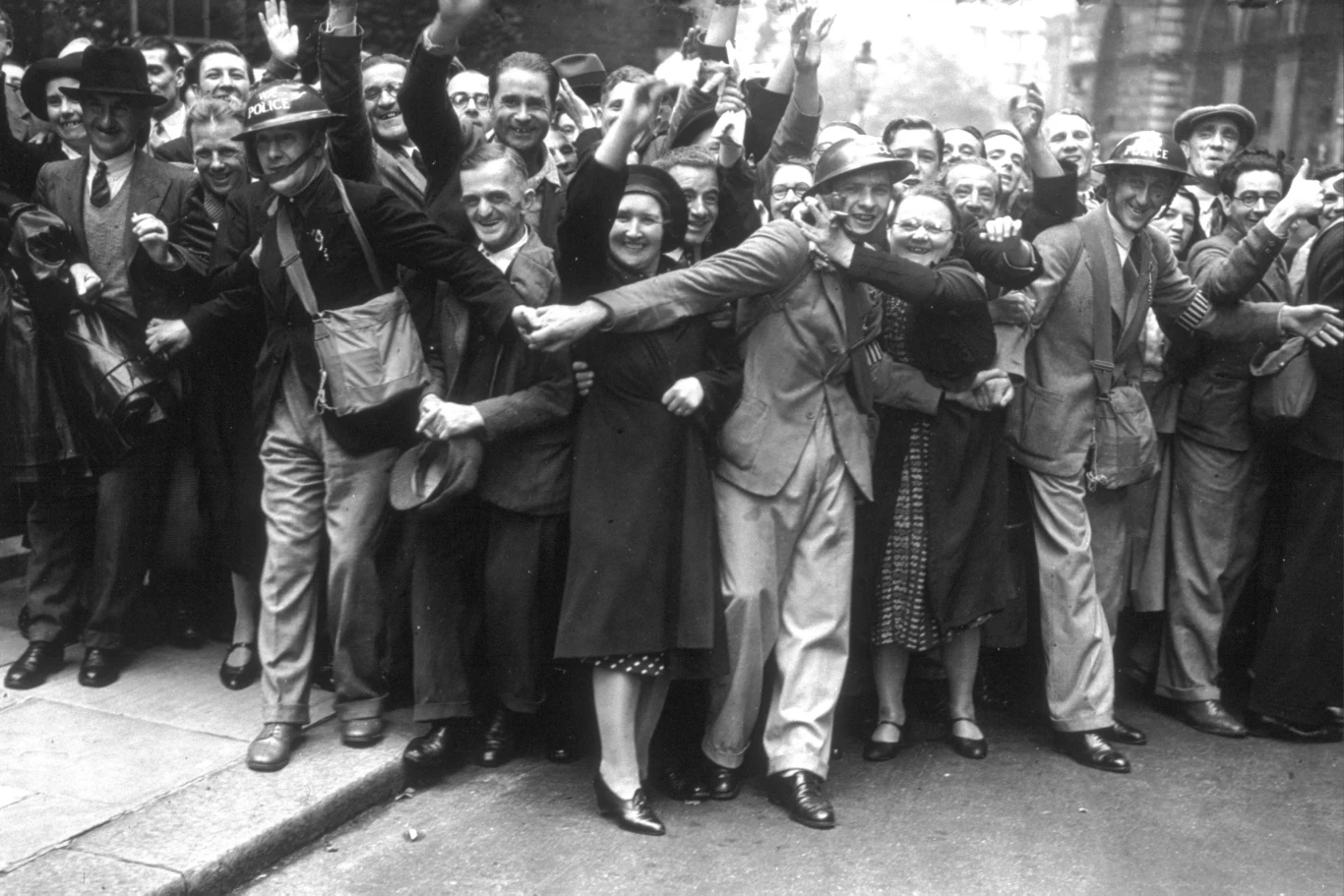 3 września 1939 r. Tłum londyńczyków wiwatuje na Downing Street po ogłoszeniu deklaracji wypowiedzenia wojny Niemcom