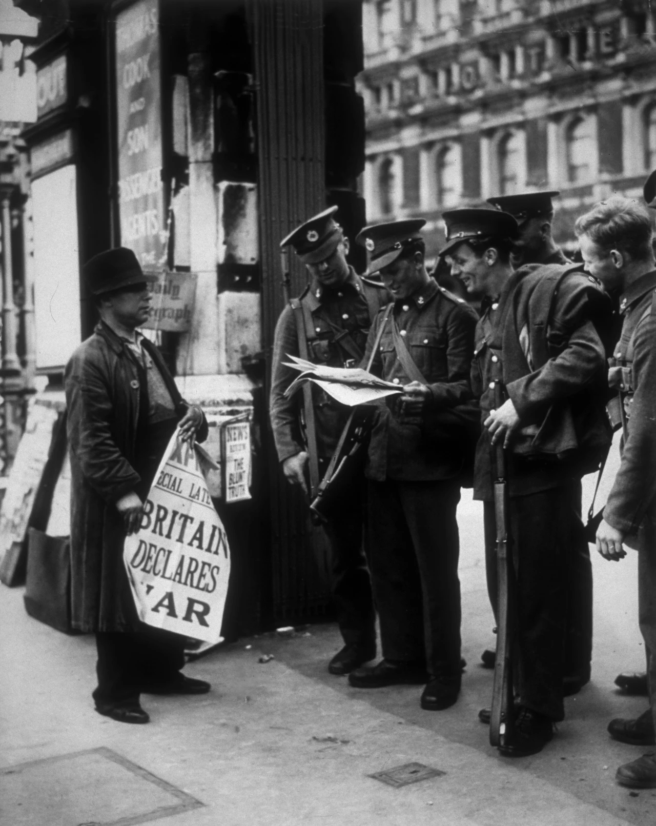 Londyn, 3 września 1939 r. Żołnierzy czytający gazetę, obwieszczającą przystąpienie Wielkiej Brytanii do wojny