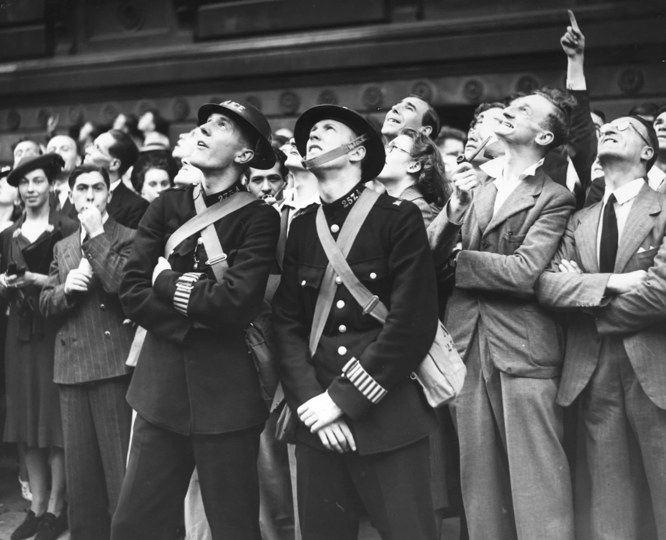 Londyn, 3 września 1939 r. Anglicy wpatrzeni w Big Bena. Zegar na wieży pokazuje czas, jaki pozostał do końca ultimatum postawionego Hitlerowi przez rząd brytyjski. Zgodnie z jego warunkami Niemcy mieli do 3 września 1939 r., do godz. 11, wycofać się z Polski 