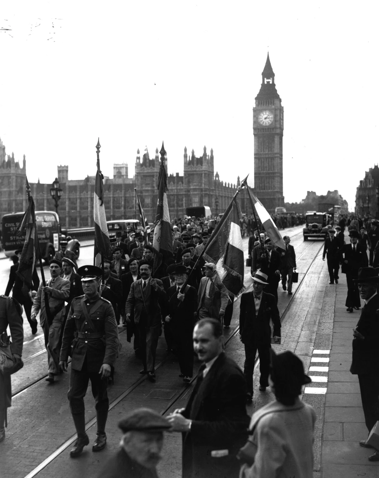 6 września 1939 r. Francuscy rezerwiści na moście Westminsterskim w Londynie. W flagami w ręku zmierzają do placówek swojego kraju w stolicy Anglii