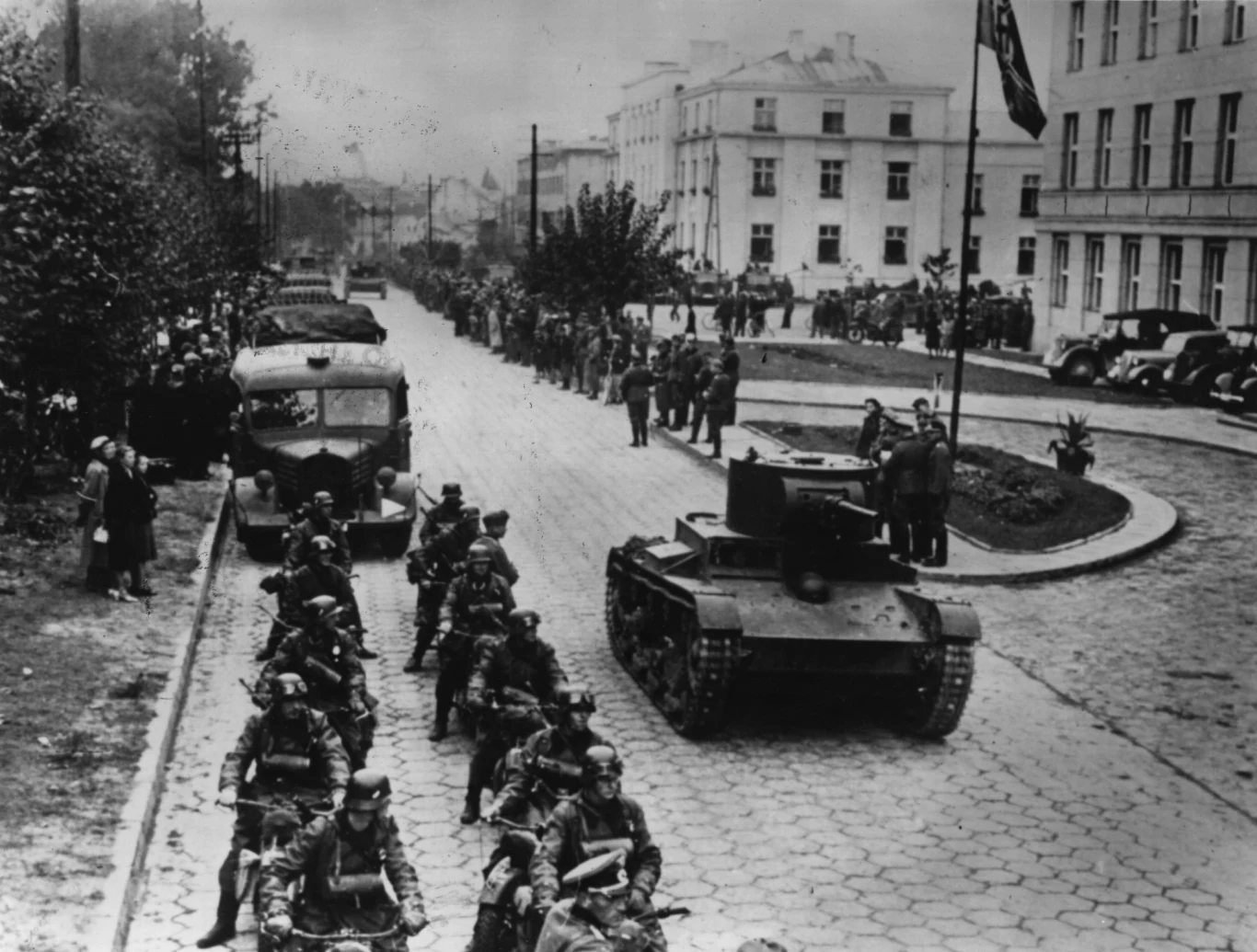 1 października 1939 r. Defilada wojsk niemieckich i Armii Czerwonej w Brześciu. Najeźdźcy zgodnie podzielili się podbitym terytorium Polski