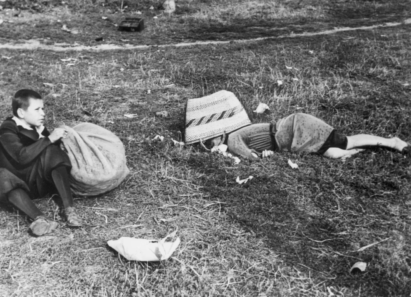 Warszawa, wrzesień 1939. Zdjęcie amerykańskiego fotografa Juliena Bryana. Śmierć podczas zbierania ziemniaków. Matka chłopca zabita przez niemieckiego pilota.