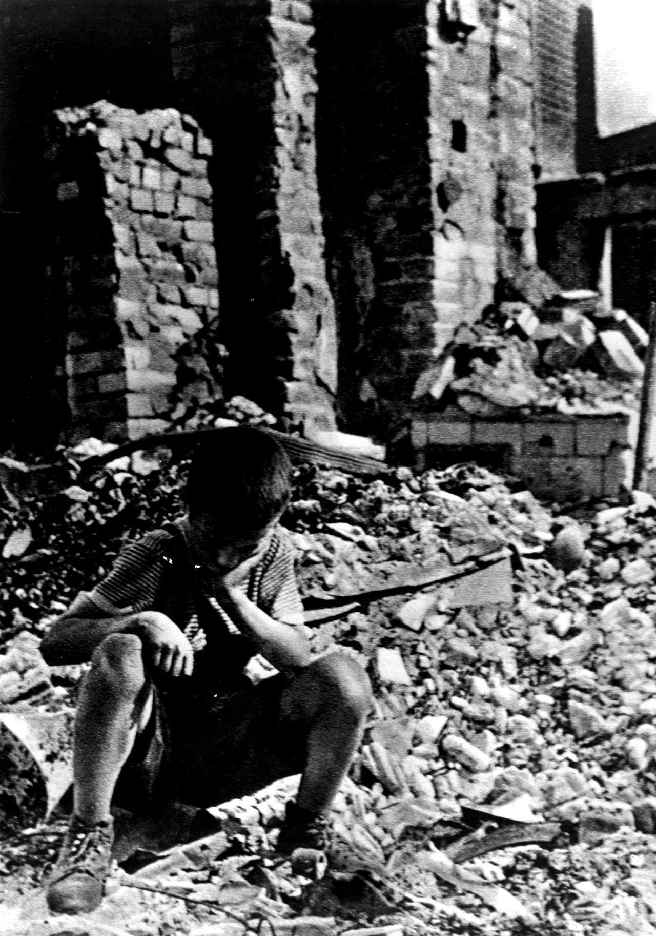 Wrzesień 1939. Chłopiec na ruinach zbombardowanej Warszawy