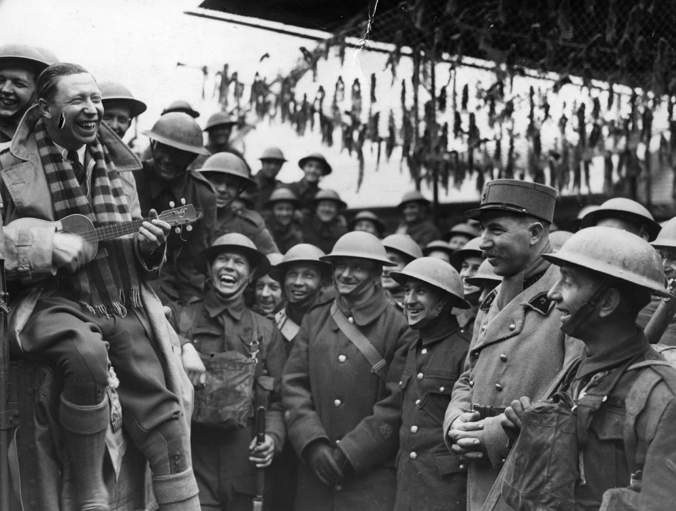 16 marca 1940 r. Brytyjski komik George Formby zabawia żołnierzy tkwiących we francuskich okopach. "Dziwna wojna" na froncie zachodnim (zwana też "śmieszną wojną") zbliża się ku końcowi