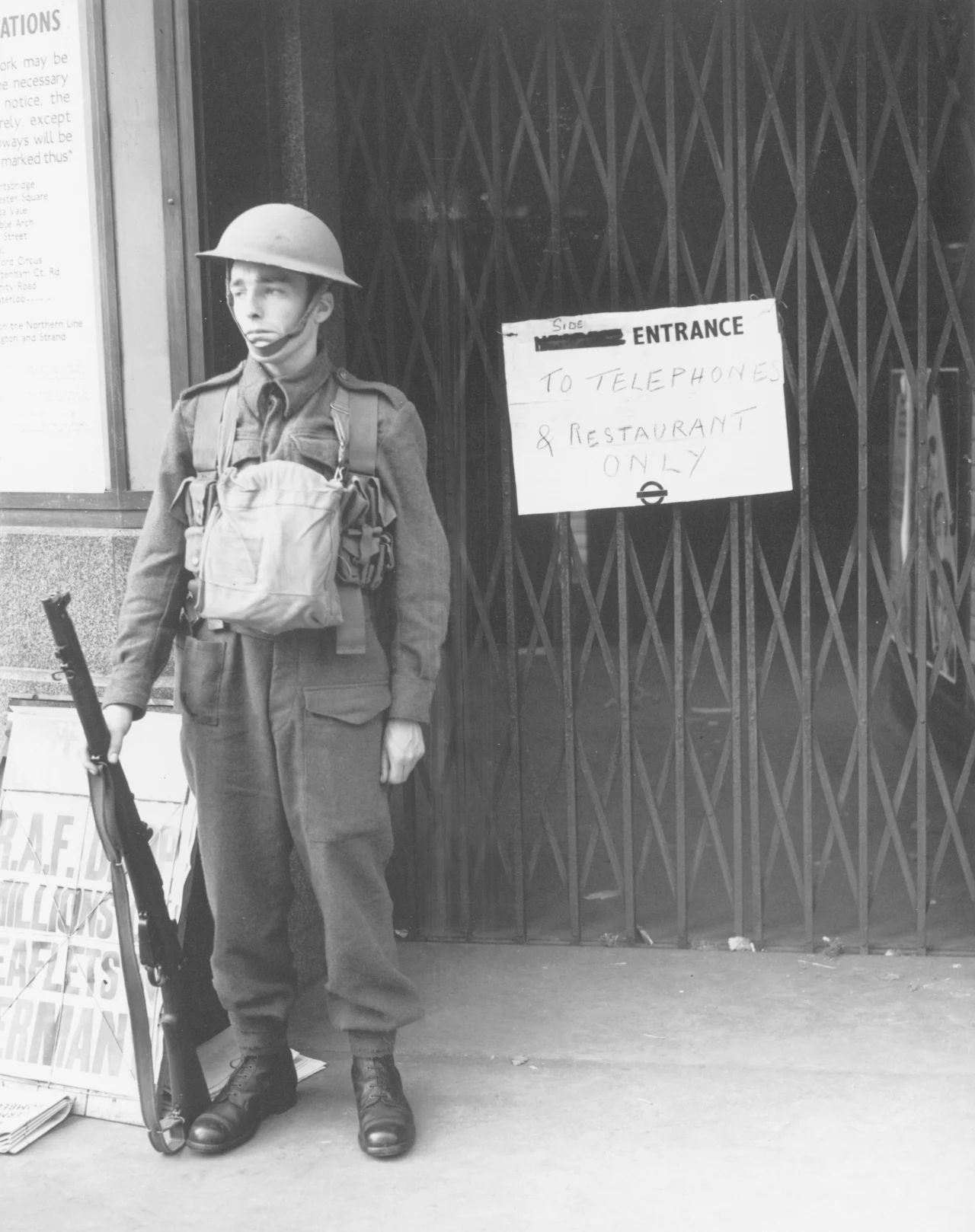 Wrzesień 1939 r. Wartownik przed zamkniętą stacją londyńskiego metra