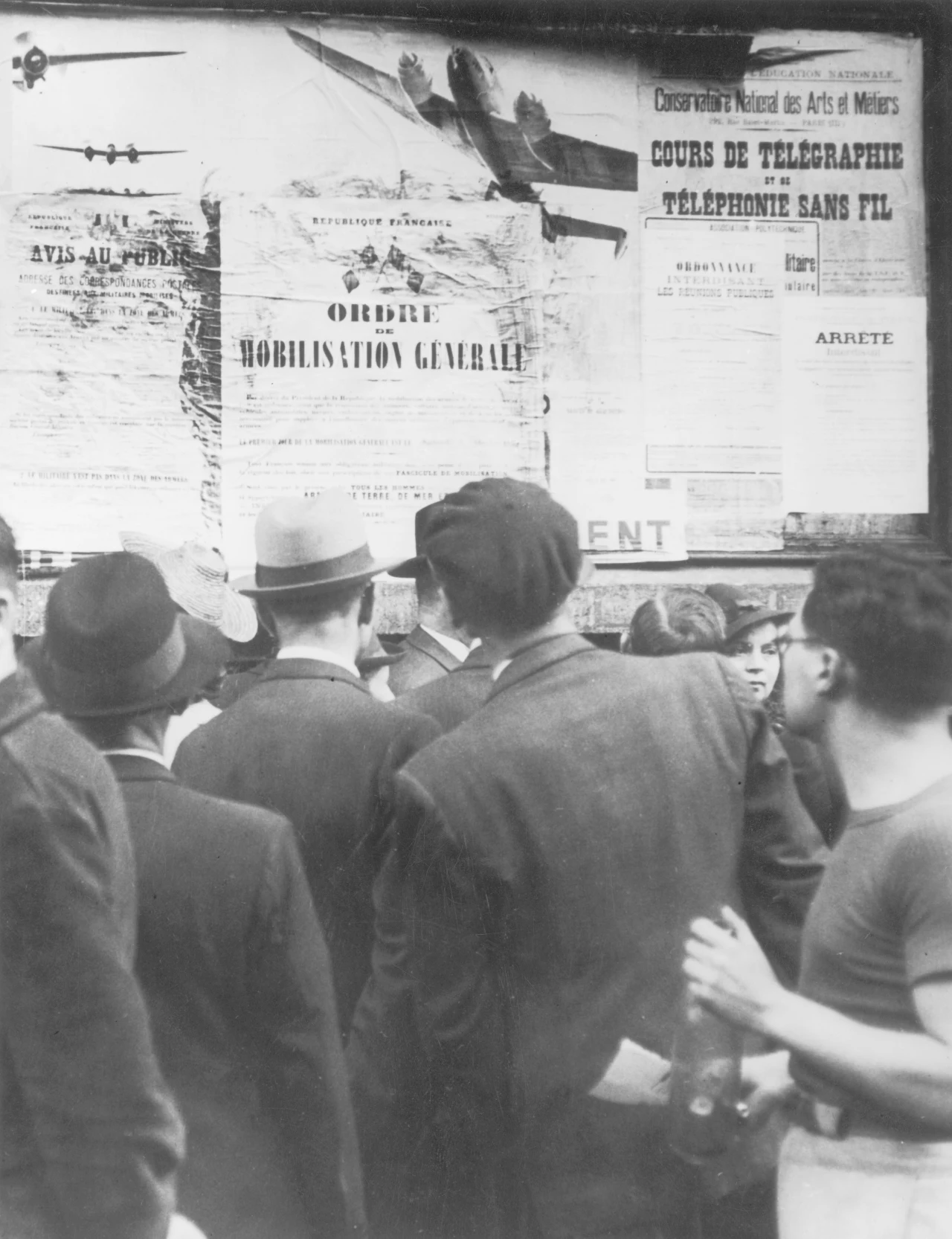 Paryżanie dowiadują się o ogłoszeniu powszechnej mobilizacji