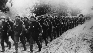 Kolumna niemieckiego wojska posuwa się w głąb Polski