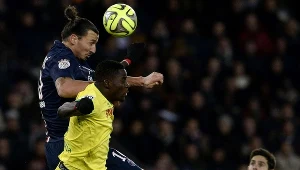 Papy Djilobodji w walce o piłkę ze Zlatanem Ibrahimoviciem