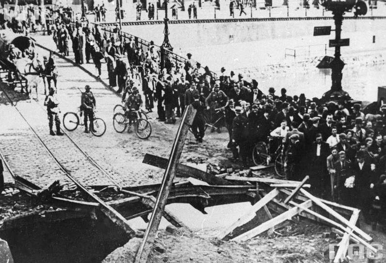 Bydgoszcz, wrzesień 1939: Zbombardowany most im. Romana Dmowskiego. Widoczny tłum ludzi i żołnierze niemieccy na rowerach Bydgoszcz, wrzesień 1939: Zbombardowany most im. Romana Dmowskiego. Widoczny tłum ludzi i żołnierze niemieccy na rowerach
