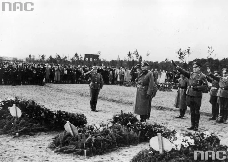 Gauleiter Albert Forster (z ręką na pasie) tuż po złożeniu kwiatów na grobach zabitych volksdeutschów wraz z grupą oficerów Gauleiter Albert Forster (z ręką na pasie) tuż po złożeniu kwiatów na grobach zabitych volksdeutschów wraz z grupą oficerów