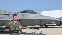 Pilot F-22 Raptor przed swoim myśliwcem