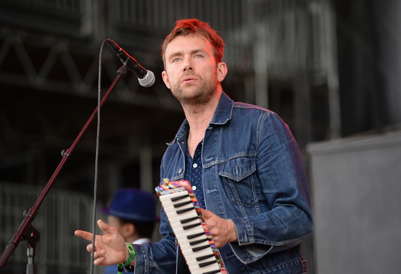 Damon Albarn odwiedził swojego czworonożnego przyjaciela Damon Albarn odwiedził swojego czworonożnego przyjaciela