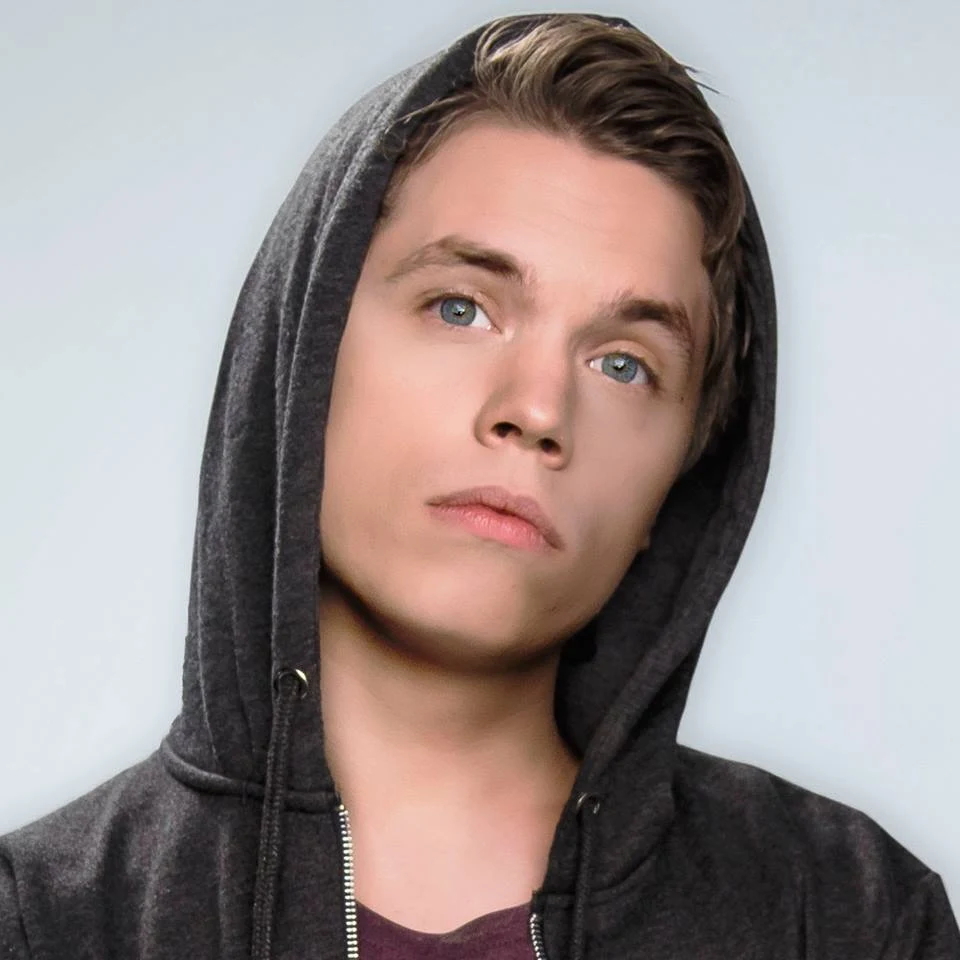 Roomie po raz kolejny udawał głosy gwiazd muzyki Roomie po raz kolejny udawał głosy gwiazd muzyki