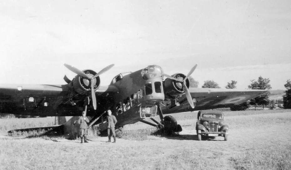 Amiot 143 - podstawowy bombowiec lotnictwa francuskiego w 1939 roku. Tutaj już w niemieckich rękach