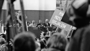 Pochód pierwszomajowy w 1980 roku: Na trybunie honorowej Stanisław Kania i Edward Gierek fot. Mark Carrot/FOTONOVA