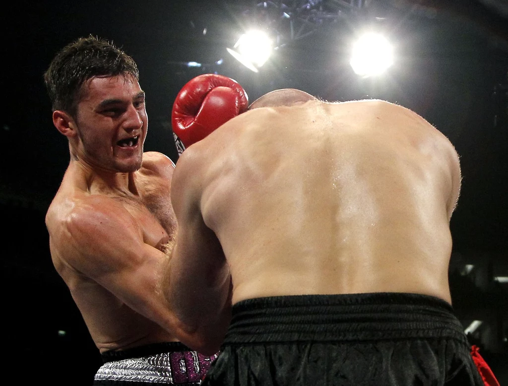 Nathan Cleverly (z lewej) w walce z Aleksym Kuziemskim