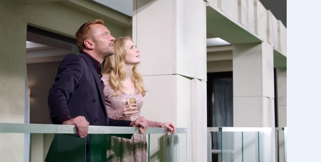 Richard Dormer i Paulina Chapko w scenie z walczącego o Złotego Lwa filmu "11 minut" Jerzego Skolimowskiego