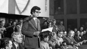 Podpisanie Porozumień Jastrzębskich: Delegacja rządowa z wicepremierem Aleksandrem Kopciem i Prezydium Międzyzakładowego Komitetu Strajkowego NSZZ Solidarność z Jarosławem Sienkiewiczem na czele 