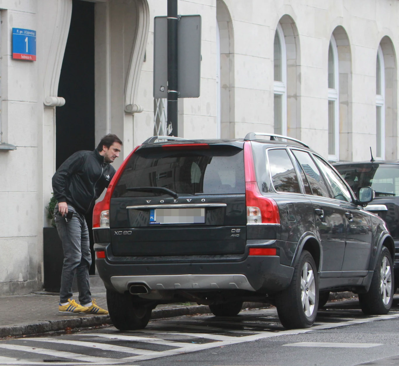 Sebastian Karpiel-Bułecka porusza się po mieście ogromnym Volvo