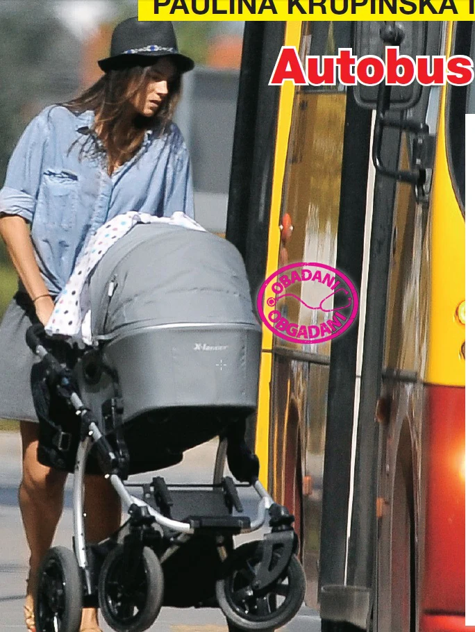 Paulina Krupińska wtacza wózek do autobusu Paulina Krupińska wtacza wózek do autobusu
