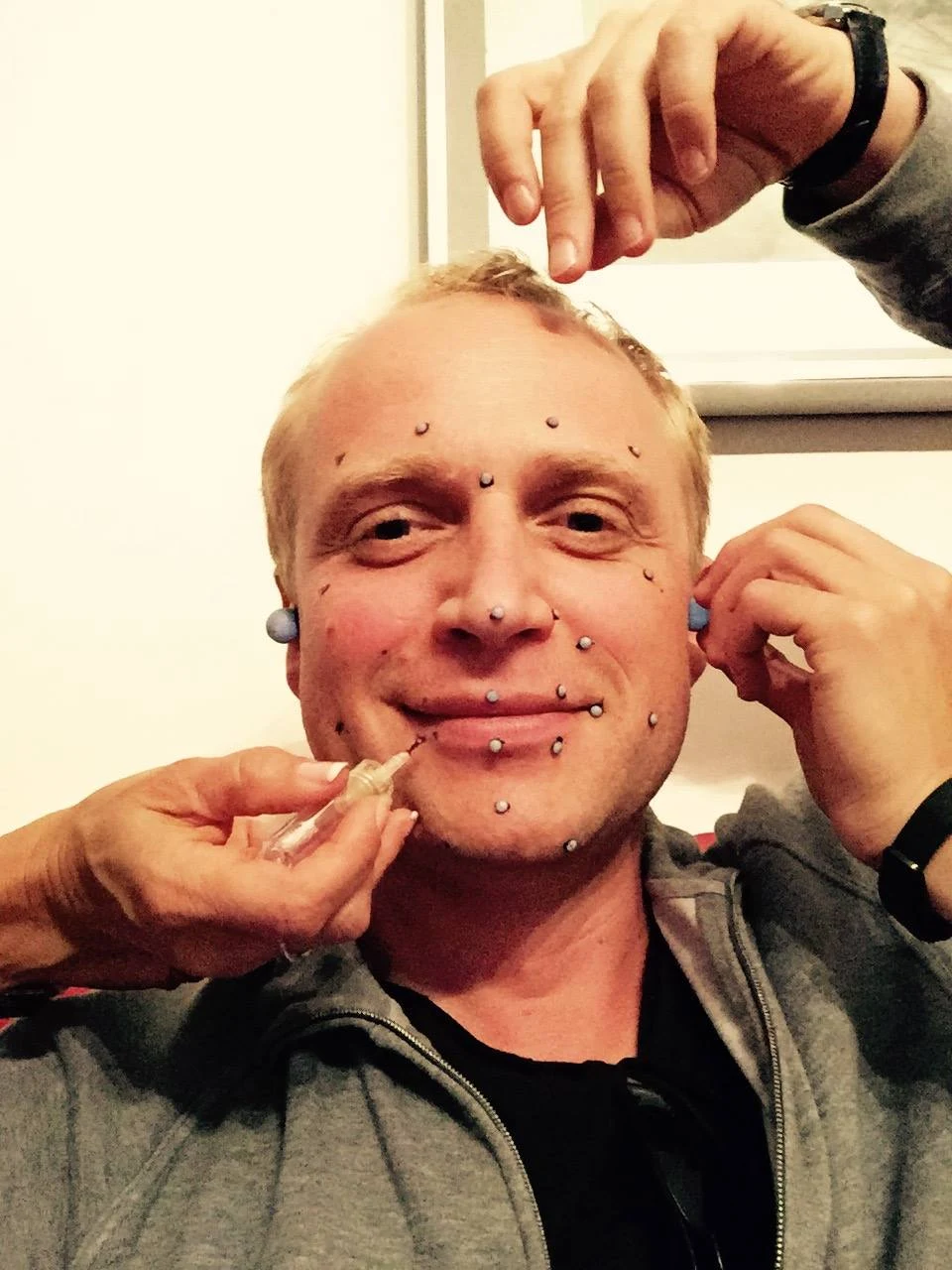 Głos, ruch i mimika twarzy to wystarczające środki dla aktora, by wyrazić emocje i zbudować postać - przekonuje Piotr Adamczyk