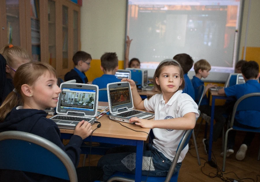 Szkoła dwujęzyczna czy dodatkowe lekcje angielskiego? Szkoła dwujęzyczna czy dodatkowe lekcje angielskiego?