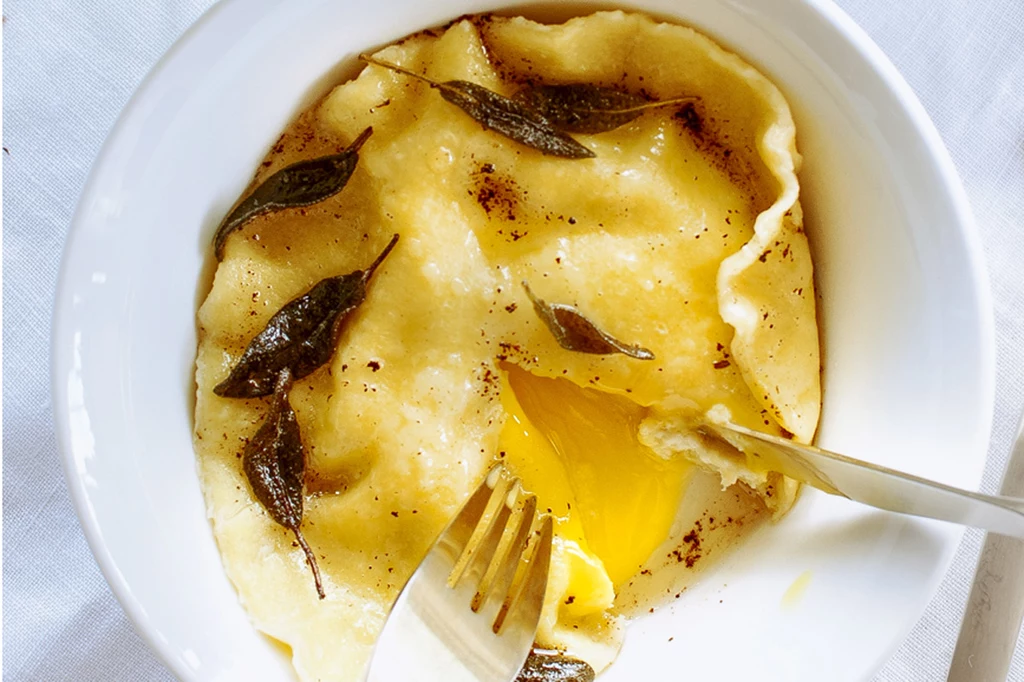 Raviolo z płynnym żółtkiem