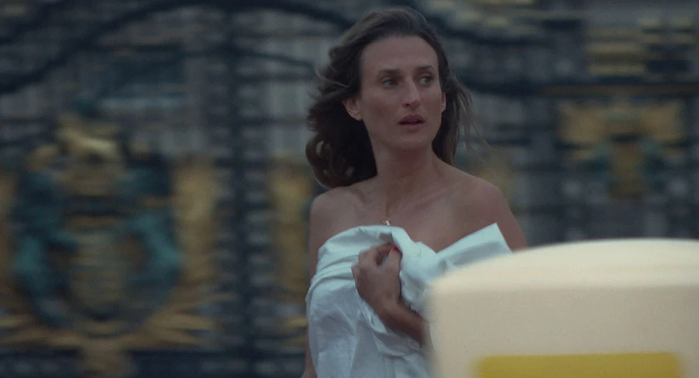 Camille Cottin w scenie z filmu "Paryska dziwka i książę" Camille Cottin w scenie z filmu "Paryska dziwka i książę"