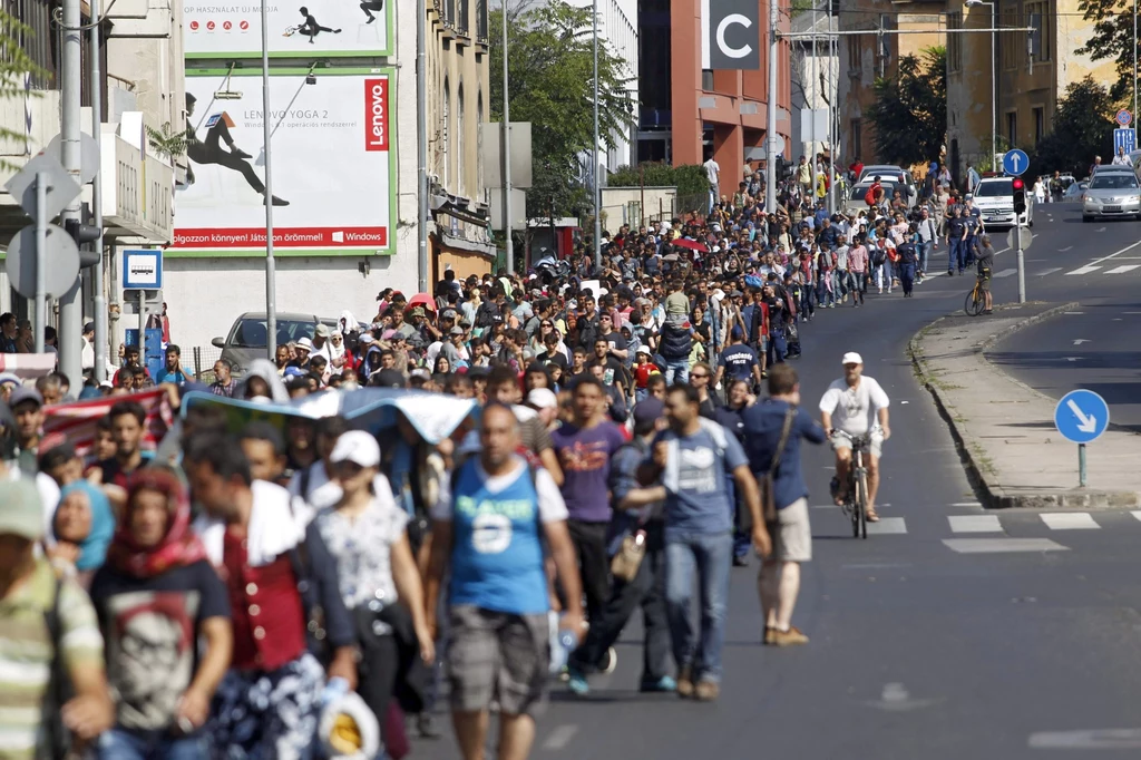 Tłumy imigrantów na węgierskich ulicach Tłumy imigrantów na węgierskich ulicach