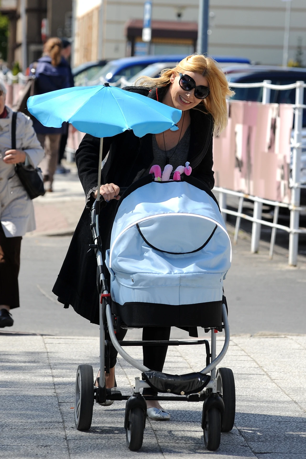 Maria Sadowska na spacerze z dzieckiem Maria Sadowska na spacerze z dzieckiem